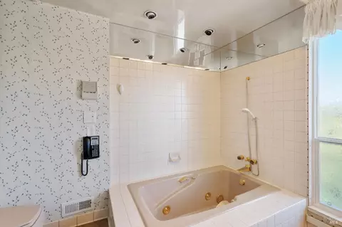 Bath - 116 Silverview Ct, Vallejo, CA 94591 photo 2 of 6