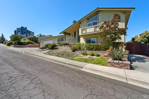 Exterior - 116 Silverview Ct, Vallejo, CA 94591 photo 2 of 9