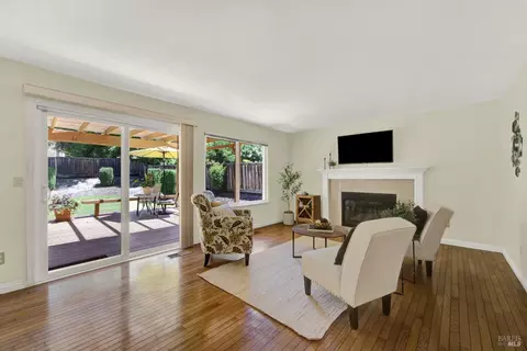 Living - 1934 Summit Dr, Fairfield, CA 94534 photo 4 of 6