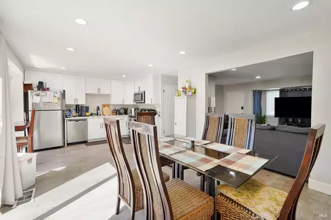 Dining - 2363 Oceanic Ct, Fairfield, CA 94533 photo 2 of 3