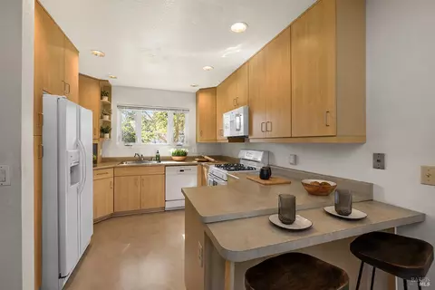 Kitchen - 429 Eileen Dr, Sebastopol, CA 95472 photo 2 of 4