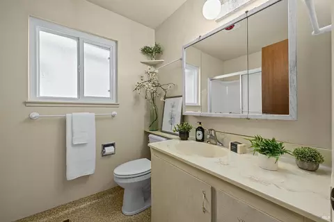 Bath - 429 Eileen Dr, Sebastopol, CA 95472 photo 1 of 3