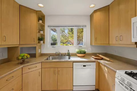 Kitchen - 429 Eileen Dr, Sebastopol, CA 95472 photo 4 of 4