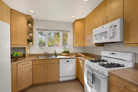 Kitchen - 429 Eileen Dr, Sebastopol, CA 95472 photo 3 of 4