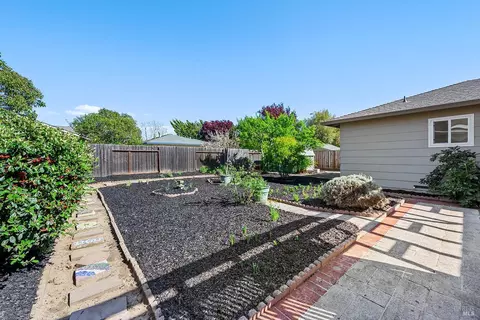 Exterior - 429 Eileen Dr, Sebastopol, CA 95472 photo 5 of 7