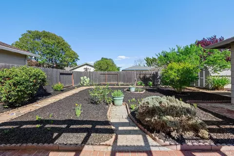 Exterior - 429 Eileen Dr, Sebastopol, CA 95472 photo 4 of 7