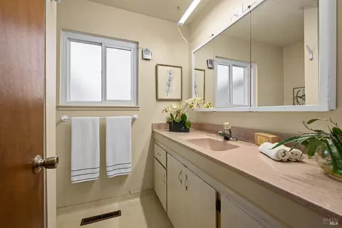 Bath - 429 Eileen Dr, Sebastopol, CA 95472 photo 2 of 3