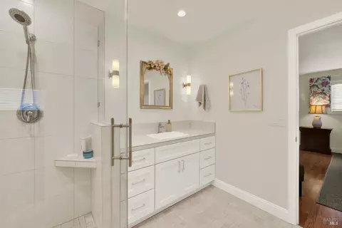 Bath - 3225 W Pelham Ct, Fairfield, CA 94534 photo 2 of 5