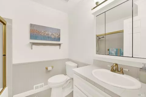 Bath - 3225 W Pelham Ct, Fairfield, CA 94534 photo 4 of 5