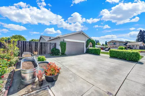 Exterior - 3225 W Pelham Ct, Fairfield, CA 94534 photo 3 of 31
