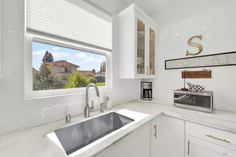 Kitchen - 3225 W Pelham Ct, Fairfield, CA 94534 photo 17 of 19