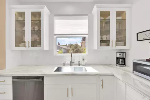 Kitchen - 3225 W Pelham Ct, Fairfield, CA 94534 photo 16 of 19