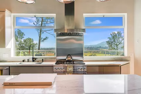9 Bournemouth Rd, Saint Helena, CA 94574
