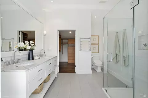 Bath - 32 Edgewood Ave, Mill Valley, CA 94941 photo 1 of 9