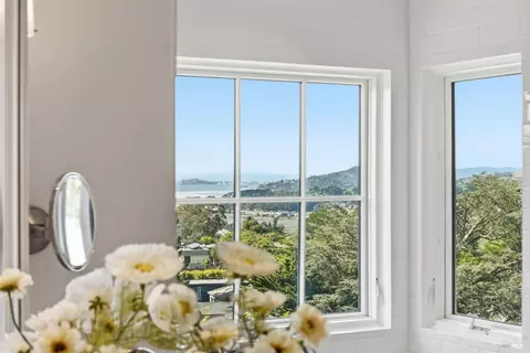 Bath - 32 Edgewood Ave, Mill Valley, CA 94941 photo 2 of 9