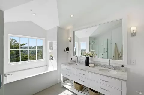Bath - 32 Edgewood Ave, Mill Valley, CA 94941 photo 5 of 9
