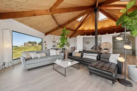 Living - 557 Oceana Dr, Dillon Beach, CA 94929 photo 10 of 15
