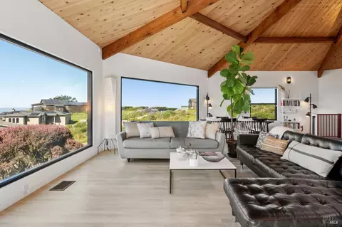 Living - 557 Oceana Dr, Dillon Beach, CA 94929 photo 9 of 15