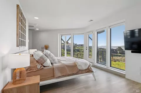 Bedroom - 557 Oceana Dr, Dillon Beach, CA 94929 photo 4 of 7
