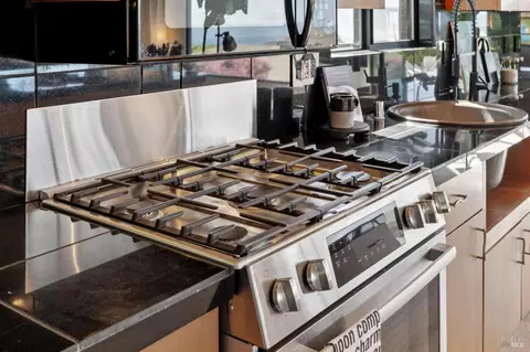 Kitchen - 557 Oceana Dr, Dillon Beach, CA 94929 photo 5 of 10