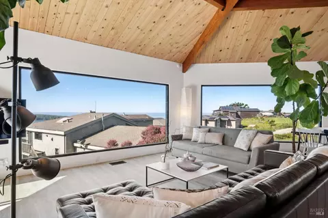 Living - 557 Oceana Dr, Dillon Beach, CA 94929 photo 6 of 15