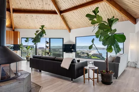 Living - 557 Oceana Dr, Dillon Beach, CA 94929 photo 2 of 15