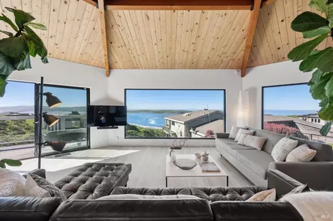 Living - 557 Oceana Dr, Dillon Beach, CA 94929 photo 5 of 15