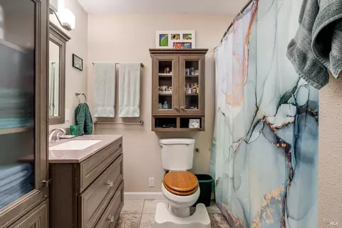 Bath - 353 Patrick Ln, Windsor, CA 95492 photo 3 of 4