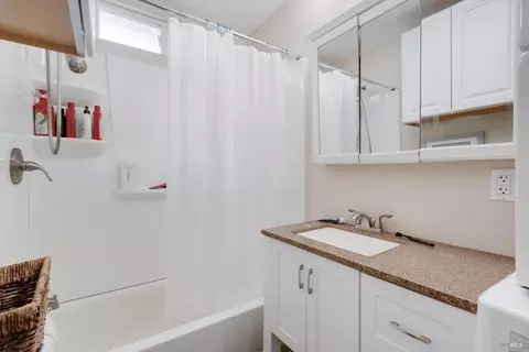 Bath - 353 Patrick Ln, Windsor, CA 95492 photo 4 of 4