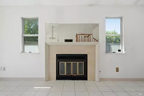 Living - 401 Birkdale Dr, Vallejo, CA 94591 photo 3 of 6