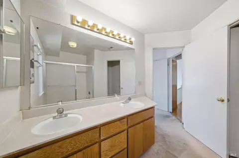 Bath - 401 Birkdale Dr, Vallejo, CA 94591 photo 2 of 4