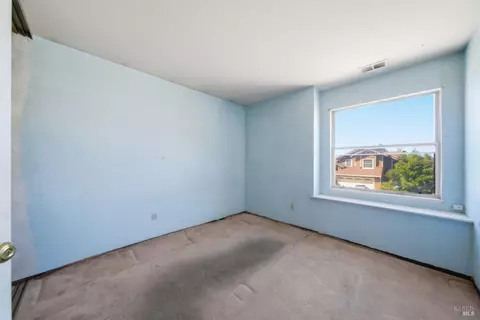 Bedroom - 401 Birkdale Dr, Vallejo, CA 94591 photo 4 of 7