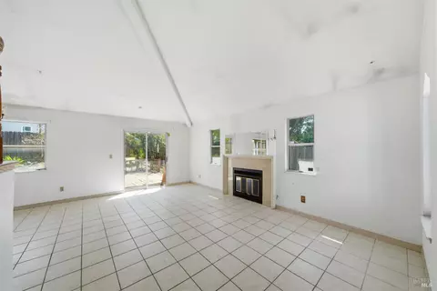 Living - 401 Birkdale Dr, Vallejo, CA 94591 photo 2 of 6