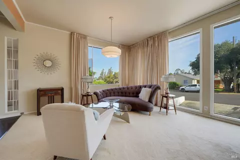 Living - 657 Washington St, Vallejo, CA 94590 photo 2 of 4