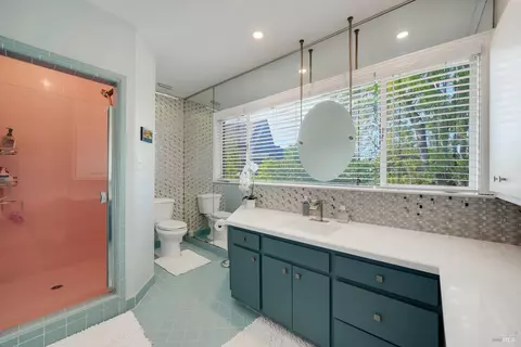 Bath - 657 Washington St, Vallejo, CA 94590 photo 2 of 4