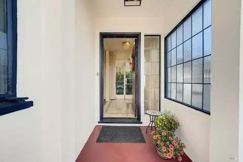 Entry Way - 657 Washington St, Vallejo, CA 94590 photo 1 of 6