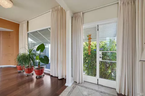 Entry Way - 657 Washington St, Vallejo, CA 94590 photo 2 of 6
