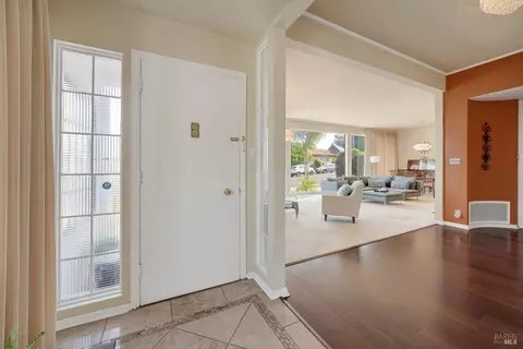 Entry Way - 657 Washington St, Vallejo, CA 94590 photo 3 of 6
