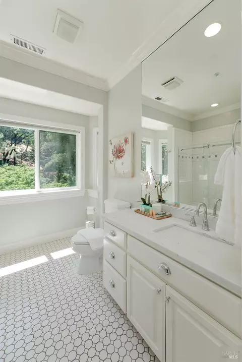 Bath - 1247 Myszka Pl, Ukiah, CA 95482 photo 4 of 5