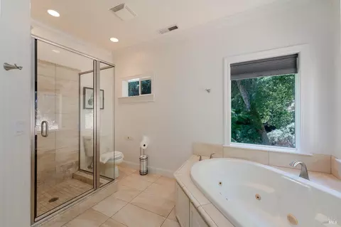 Bath - 1247 Myszka Pl, Ukiah, CA 95482 photo 2 of 5
