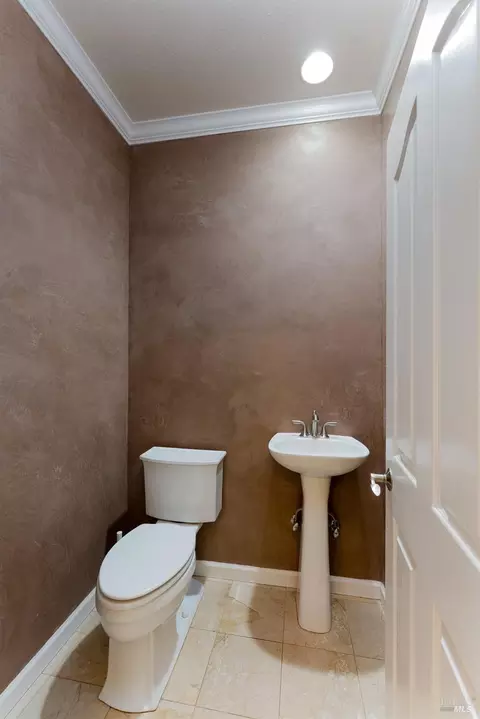 Bath - 1247 Myszka Pl, Ukiah, CA 95482 photo 5 of 5