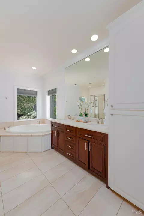 Bath - 1247 Myszka Pl, Ukiah, CA 95482 photo 1 of 5