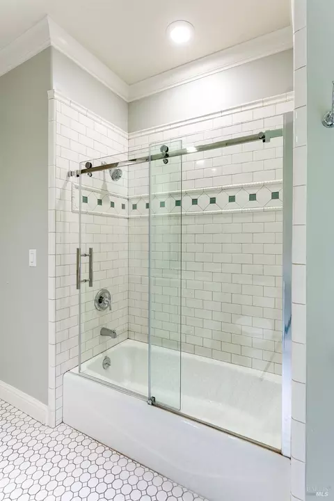 Bath - 1247 Myszka Pl, Ukiah, CA 95482 photo 3 of 5