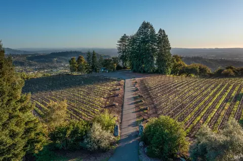 1960 Redwood Hill Ct, Santa Rosa, CA 95404