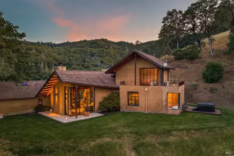 4752 Burke Hill Dr, Ukiah, CA 95482