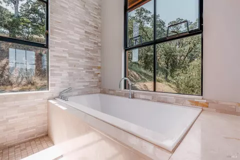 Bath - 4752 Burke Hill Dr, Ukiah, CA 95482 photo 2 of 5