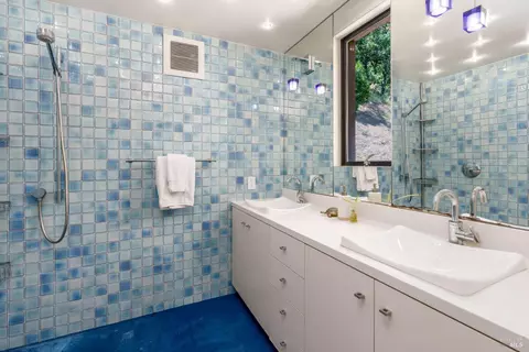 Bath - 4752 Burke Hill Dr, Ukiah, CA 95482 photo 5 of 5