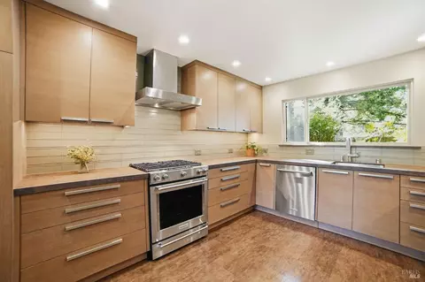1325 Crofton Ct, Healdsburg, CA 95448