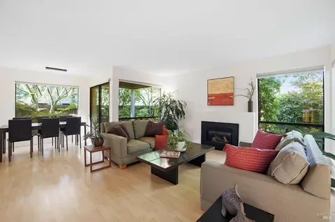 1325 Crofton Ct, Healdsburg, CA 95448