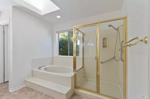 Bath - 2988 Rustle Ct, Fairfield, CA 94534 photo 2 of 3